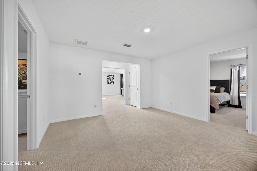 Spacious, unfurnished interior of a new home in , Middleburg (Image 18).