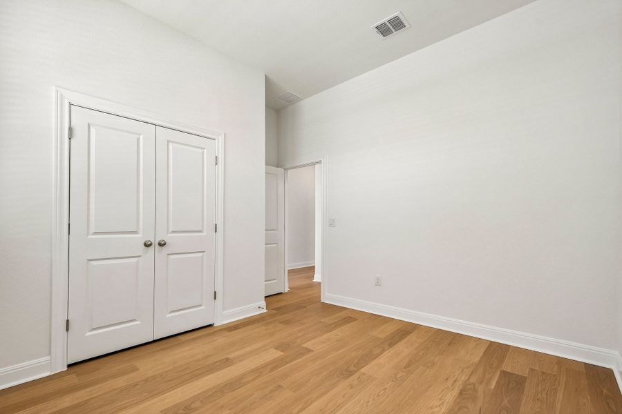 Spacious, unfurnished interior of a new home in Persimmon, Buda (Image 19).