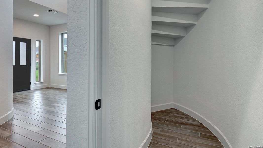 Spacious, unfurnished interior of a new home in Ladera, San Antonio (Image 21).