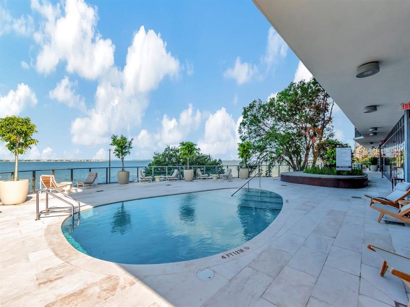 Condo located in Tampa, FL showcasing its design and architecture (Image 29).