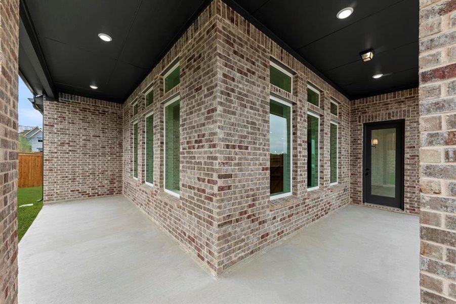 25. 7200 Bergamot - Patio