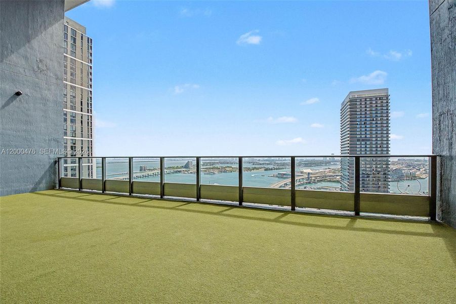 Condo located in Miami, FL showcasing its design and architecture (Image 4).