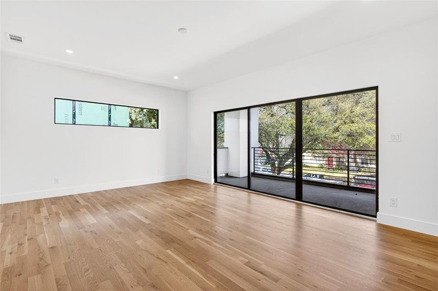 Spacious, unfurnished interior of a new home in , Dallas (Image 34).