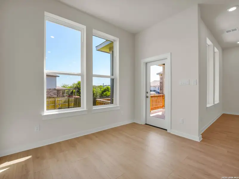Spacious, unfurnished interior of a new home in Comanche Ridge, San Antonio (Image 15).