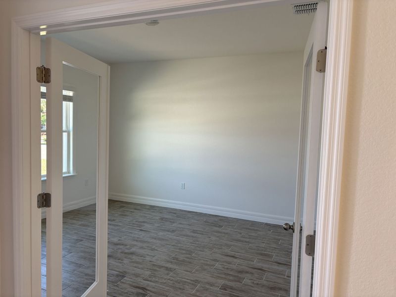 Spacious, unfurnished interior of a new home in Cape Coral, Cape Coral (Image 4).