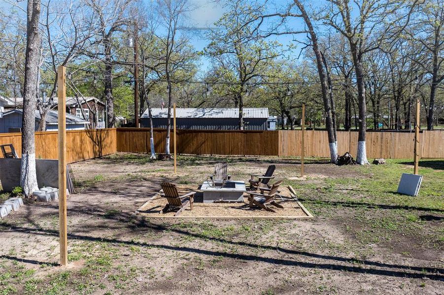 Exterior details and patio area of a home in , Malakoff (Image 21).