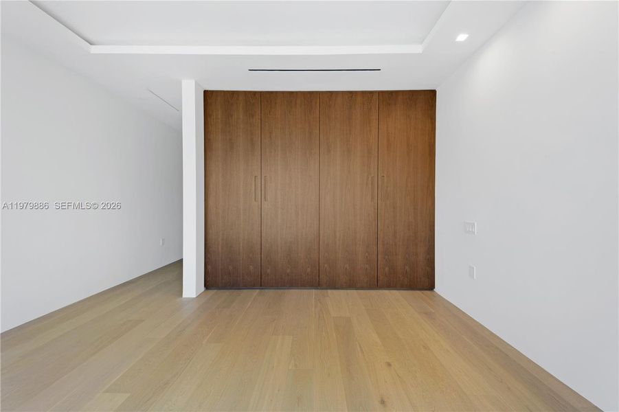 Spacious, unfurnished interior of a new home in , Miami Beach (Image 35).