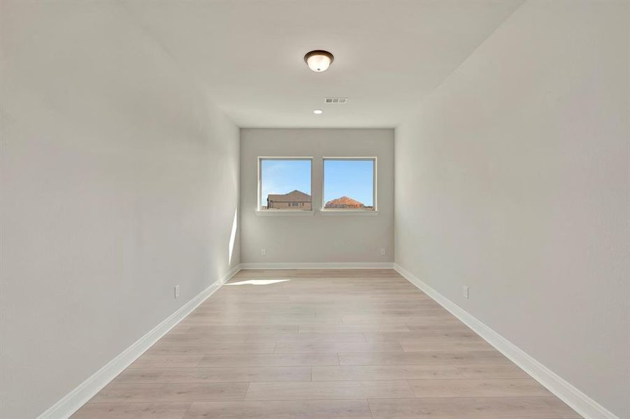 Spacious, unfurnished interior of a new home in Myrtle Creek, Waxahachie (Image 26).