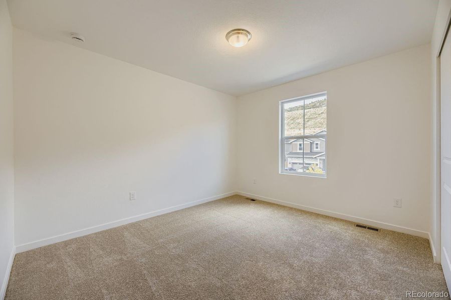 Spacious, unfurnished interior of a new home in Ken-Caryl Ranch: The Pioneer Collection, Littleton (Image 10).