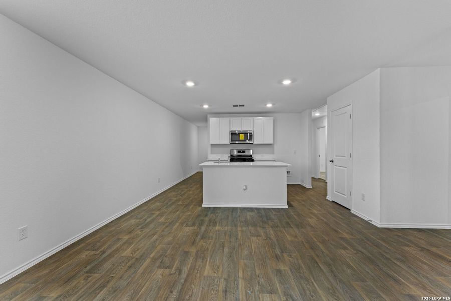 Spacious, unfurnished interior of a new home in Avenida, Converse (Image 20).