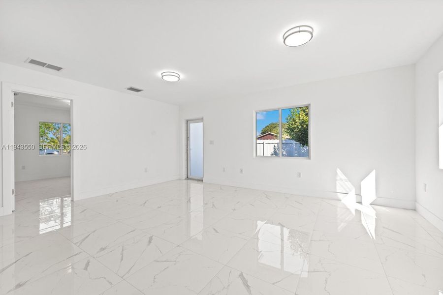 Spacious, unfurnished interior of a new home in , Florida City (Image 16).