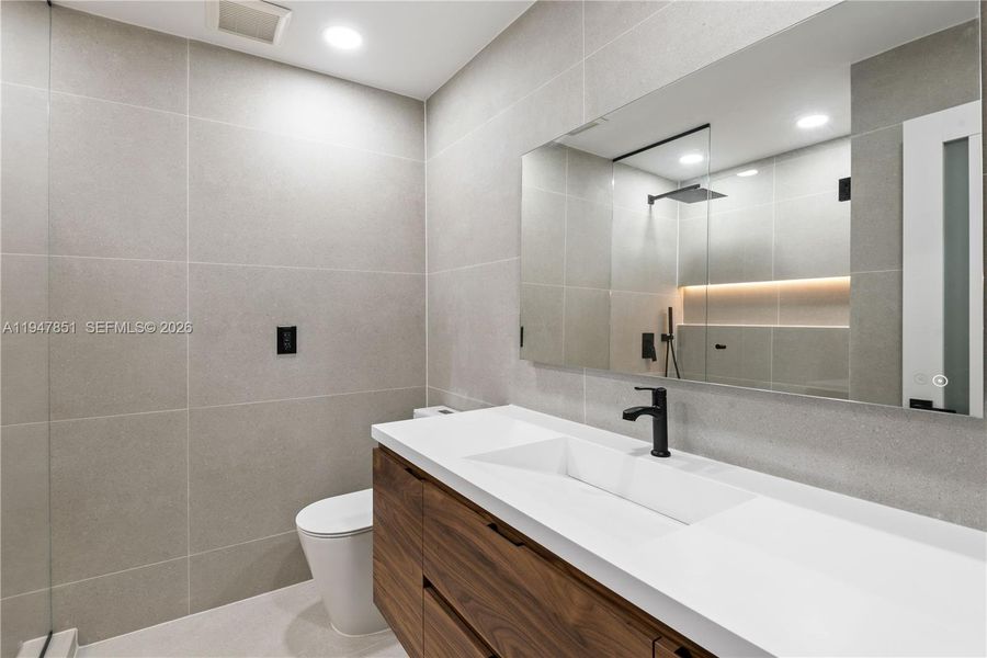 Bathroom for beds 2 & 3