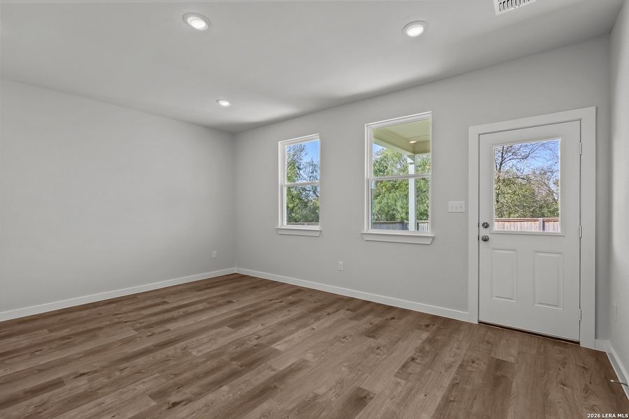 Spacious, unfurnished interior of a new home in Cinco Lakes, San Antonio (Image 29).