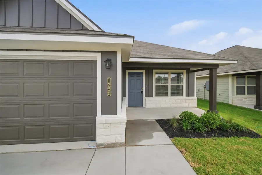 Exterior details and patio area of a home in , Navasota (Image 3).