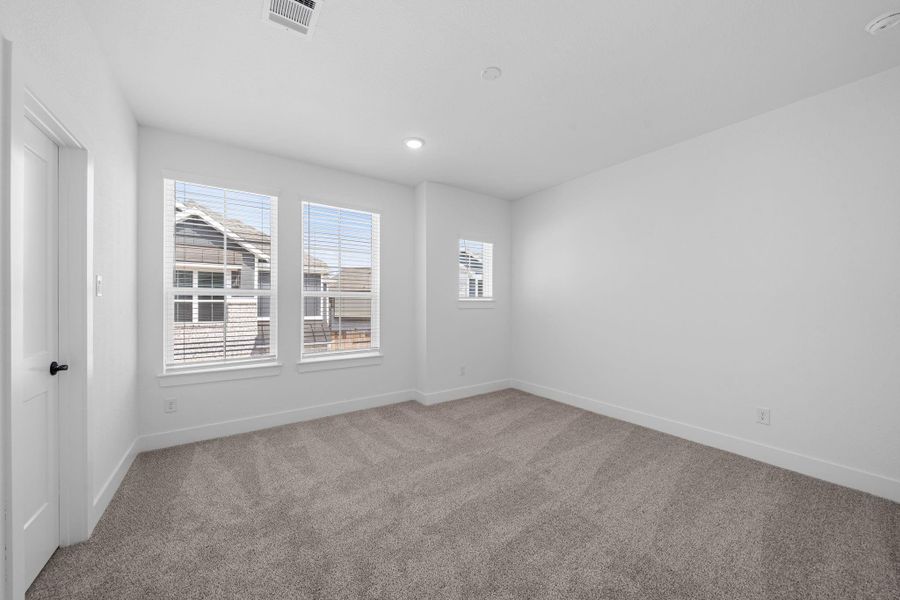 Spacious, unfurnished interior of a new home in Sienna, Missouri City (Image 23).