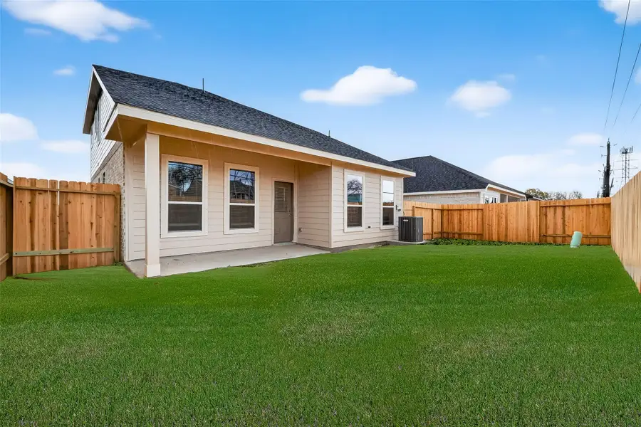 Exterior details and patio area of a home in Rollingbrook Estates, Baytown (Image 4).