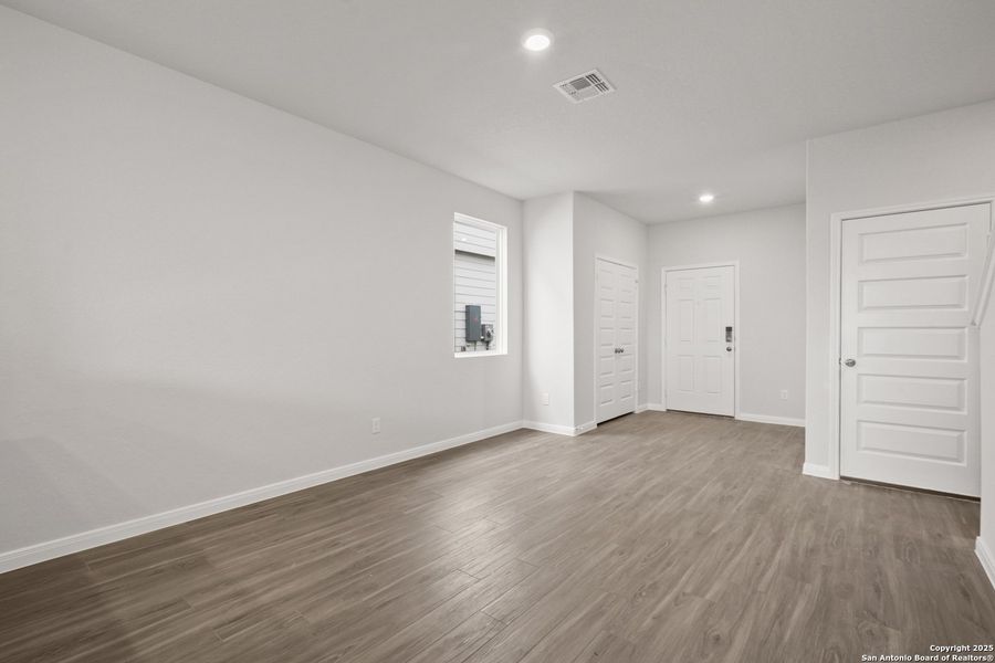 Spacious, unfurnished interior of a new home in Dauer Ranch, New Braunfels (Image 11). Spacious, unfurnished interior of a new home in Dauer Ranch, New Braunfels (Image 11).
