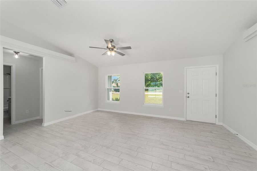 Spacious, unfurnished interior of a new home in , Ocala (Image 20).