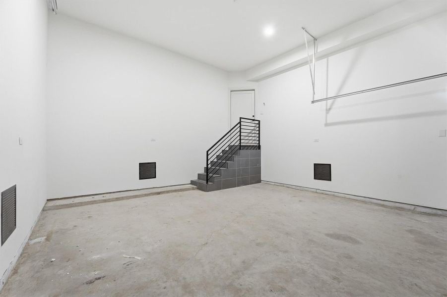 Spacious, unfurnished interior of a new home in , Houston (Image 20).