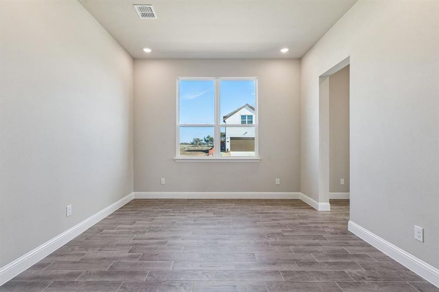 Spacious, unfurnished interior of a new home in Venetian, Weston (Image 18).