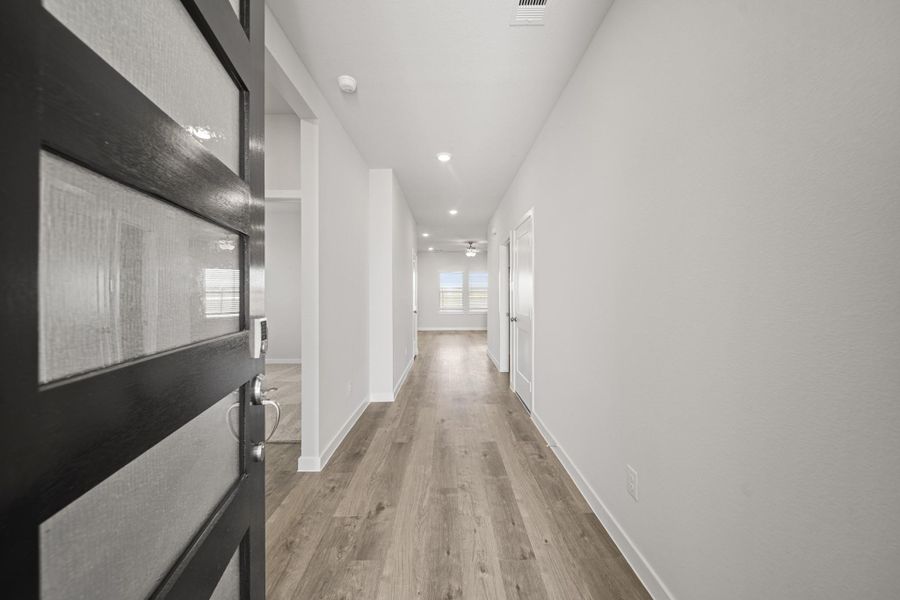 Spacious, unfurnished interior of a new home in Sunterra Lakes, Brookshire (Image 18).