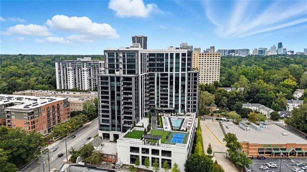 Condo located in Atlanta, GA showcasing its design and architecture (Image 3).