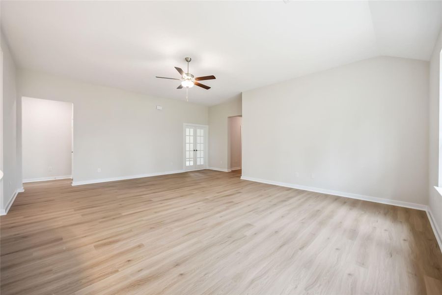 Spacious, unfurnished interior of a new home in Deer Pines, Conroe (Image 25).
