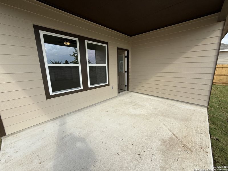 Exterior details and patio area of a home in Enclave at Hennersby Hollow 50's, San Antonio (Image 3).
