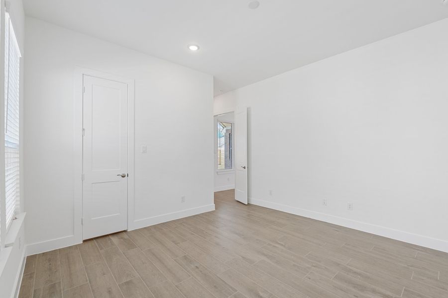 Spacious, unfurnished interior of a new home in Riceland, Mont Belvieu (Image 32).