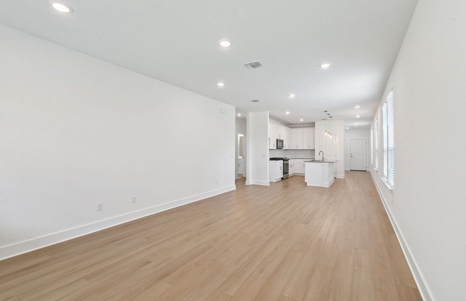 Spacious, unfurnished interior of a new home in Crosswinds, Kyle (Image 12).
