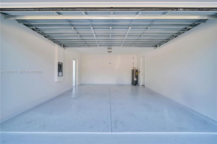 Spacious, unfurnished interior of a new home in , Lehigh Acres (Image 16).