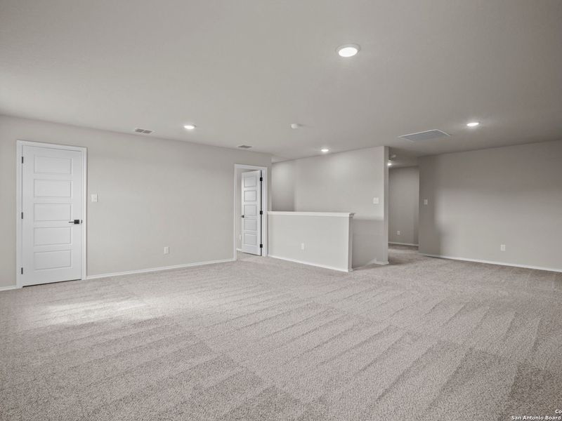 Spacious, unfurnished interior of a new home in Comanche Ridge, San Antonio (Image 34).