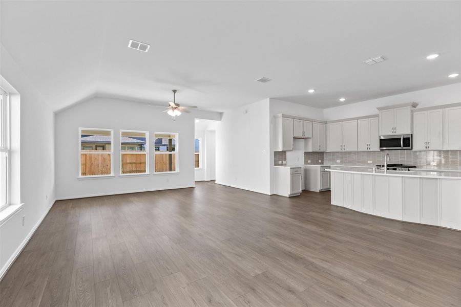 Spacious, unfurnished interior of a new home in Beamer Villas, Friendswood (Image 16).