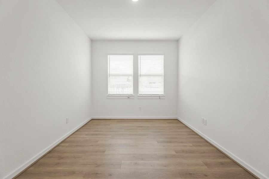 Convenient study/home office!