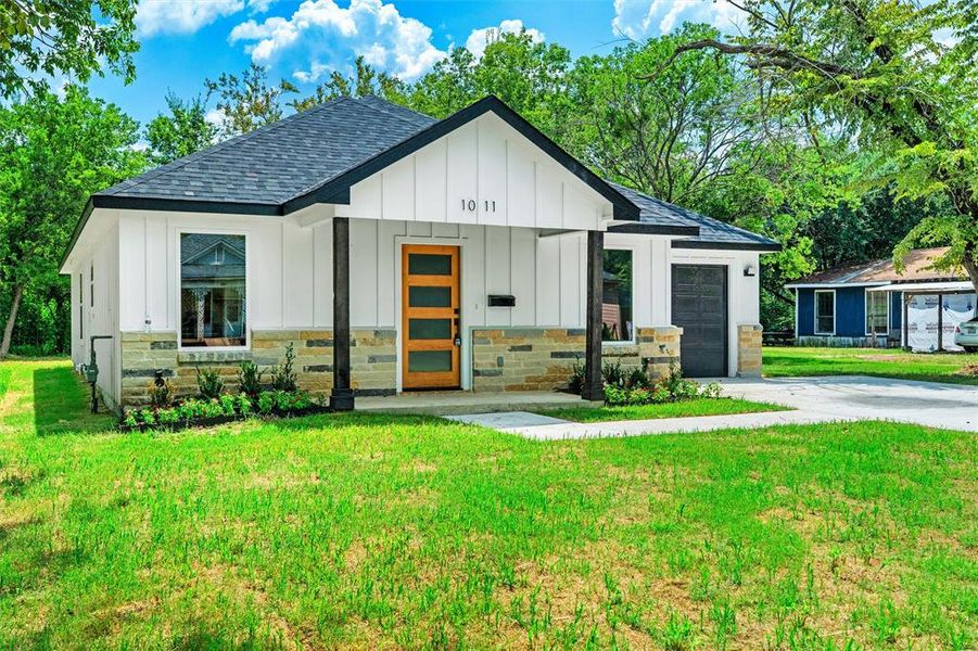 Front exterior of a new home in , Ennis, TX, highlighting curb appeal (Image 1). Front exterior of a new home in , Ennis, TX, highlighting curb appeal (Image 1).