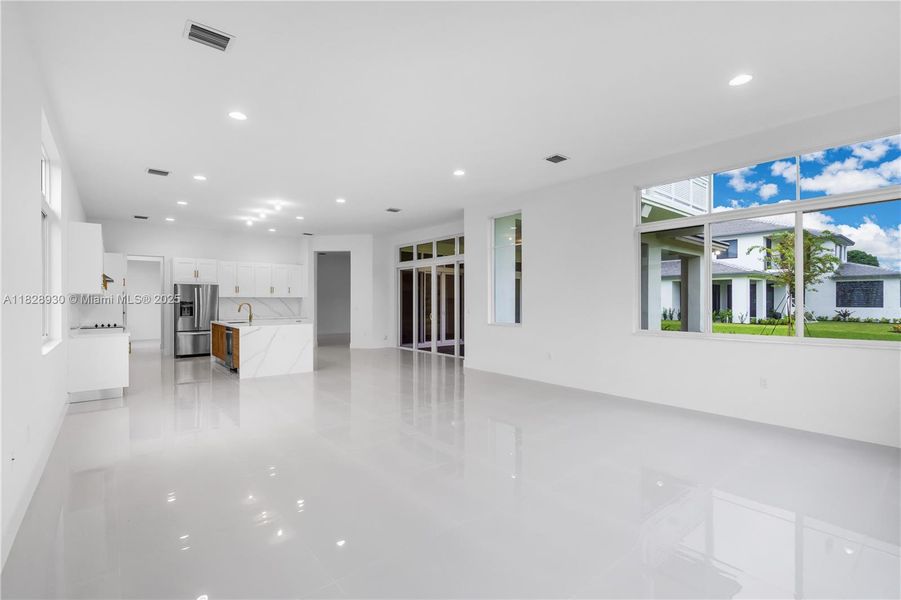 Spacious, unfurnished interior of a new home in , Davie (Image 34).