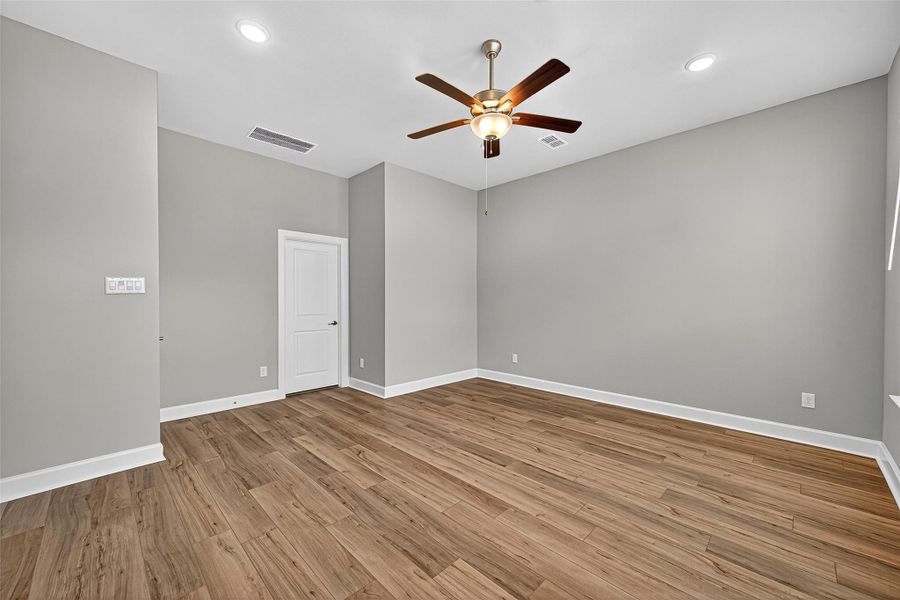 Spacious, unfurnished interior of a new home in Harvest Green 45', Richmond (Image 23).