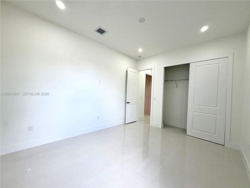 Spacious, unfurnished interior of a new home in , Naples (Image 36).