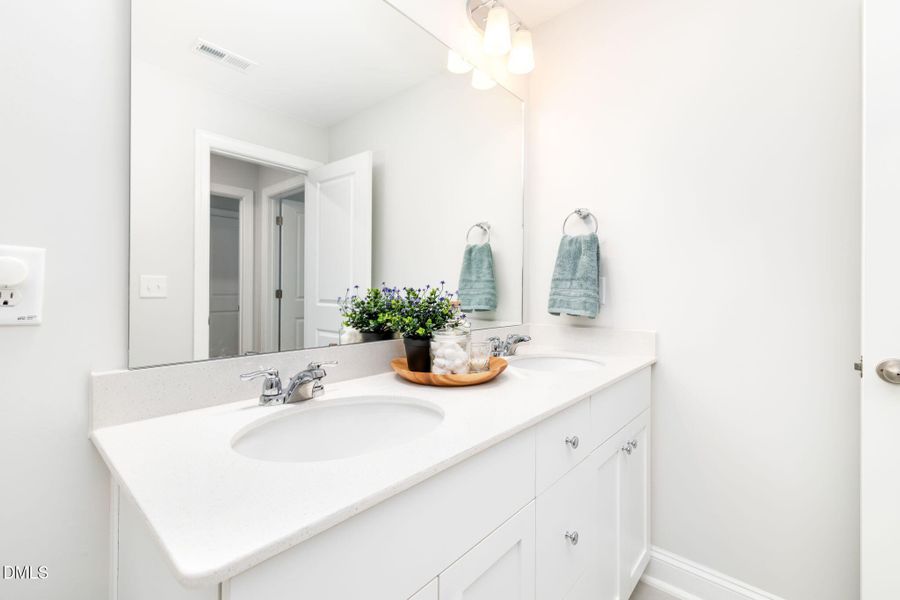 24-web-or-mls-544-Barrington-Row-24