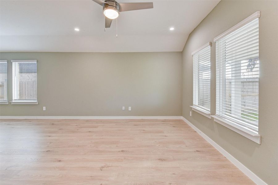 Spacious, unfurnished interior of a new home in Post Oak Pointe, Fresno (Image 17).
