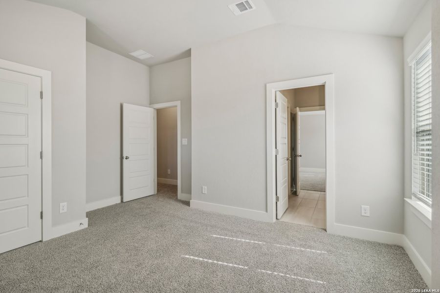 Spacious, unfurnished interior of a new home in Fox Falls, Boerne (Image 27).