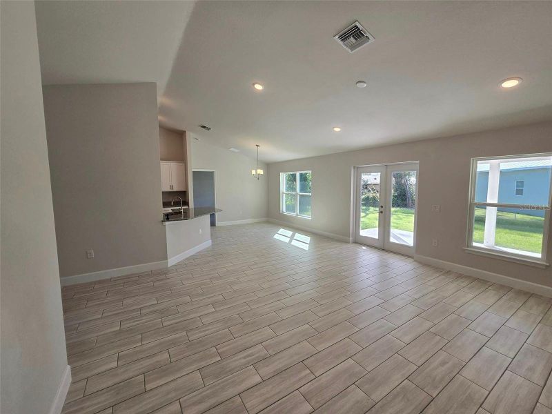 Spacious, unfurnished interior of a new home in Port Charlotte, Port Charlotte (Image 7).