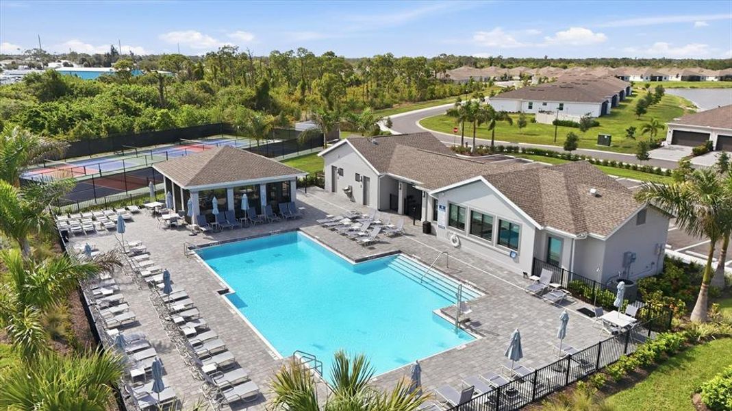 Community amenities in Island Lakes at Coco Bay, Englewood (Image 6).