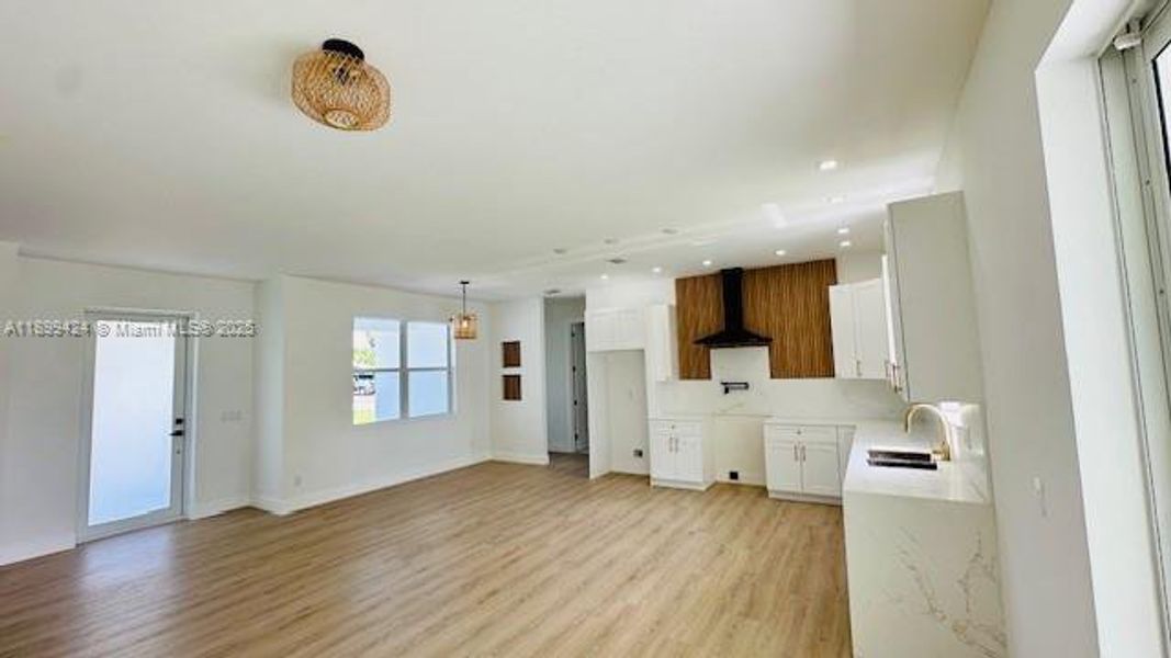 Spacious, unfurnished interior of a new home in , Lake Placid (Image 16).