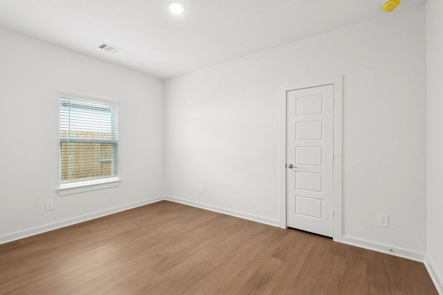 Spacious, unfurnished interior of a new home in Lone Star Landing, Montgomery (Image 24).