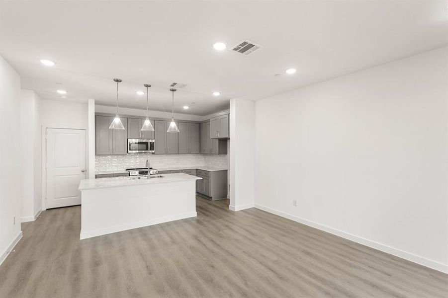 2306 Glacier-Dining-1