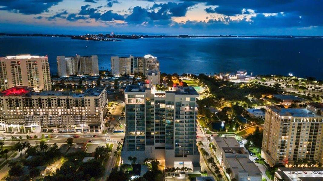 Condo located in Sarasota, FL showcasing its design and architecture (Image 3).