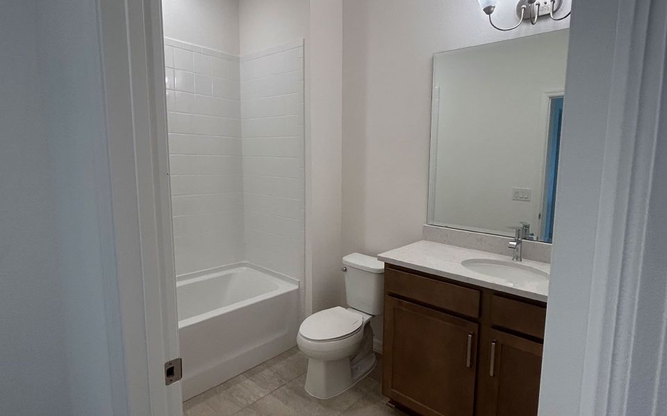 Comfortable and Functional Bathroom in Central Florida House