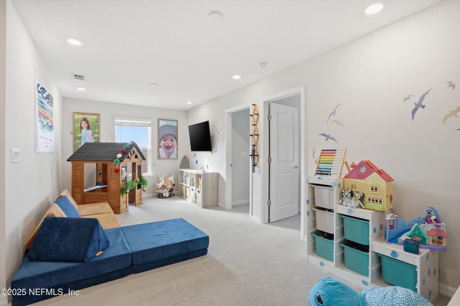 Furnished interior view inside a new home in , Middleburg (Image 13).