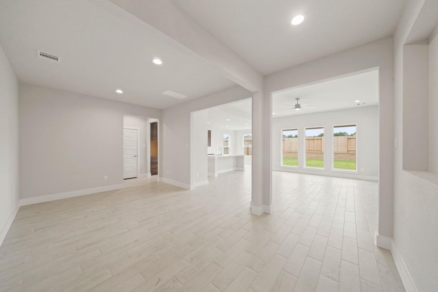 Spacious, unfurnished interior of a new home in Barton Creek Ranch, Conroe (Image 21). Spacious, unfurnished interior of a new home in Barton Creek Ranch, Conroe (Image 21).